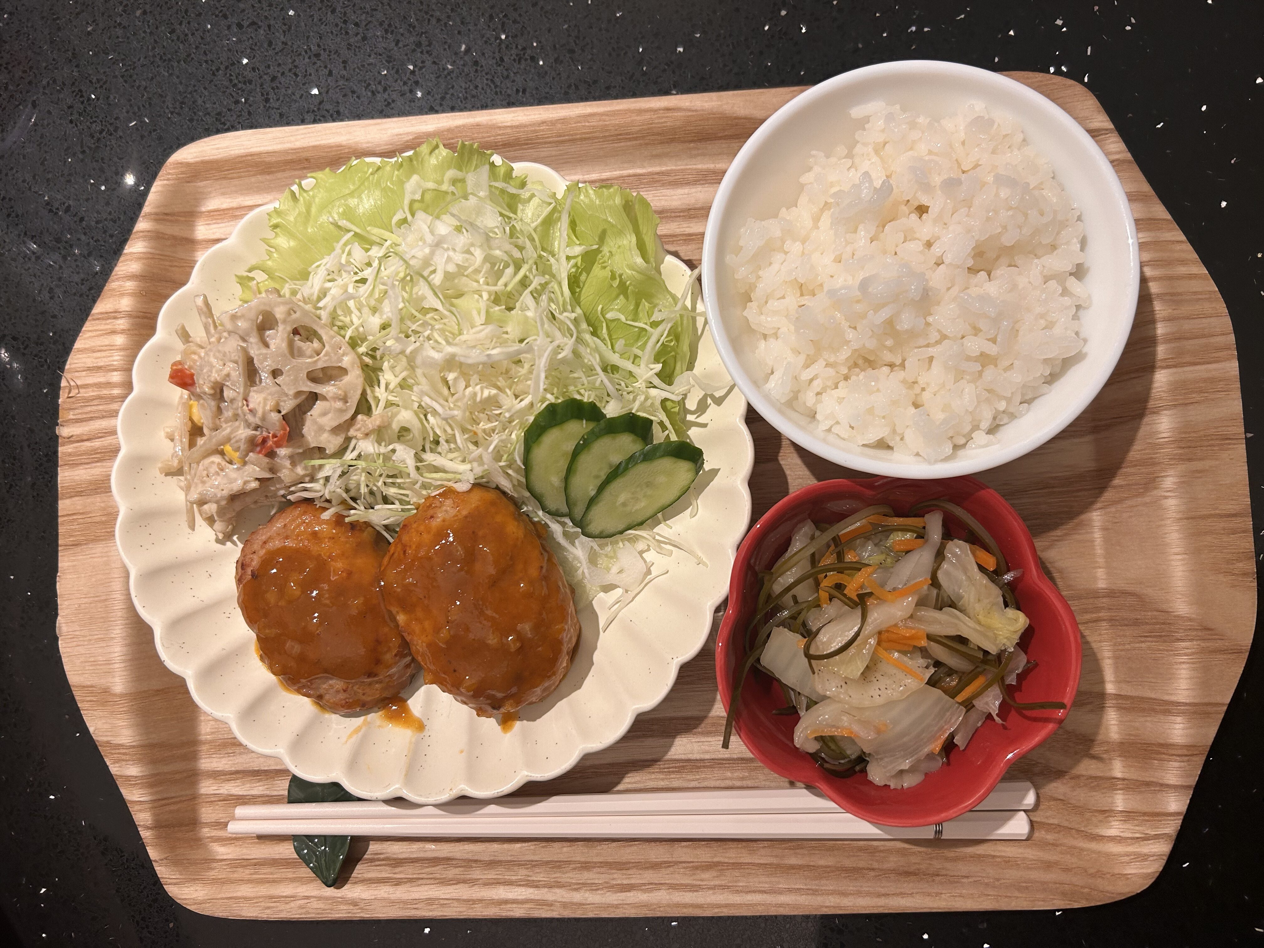シェフの無添つくりおきを大人用の夕食に盛り付けた量
