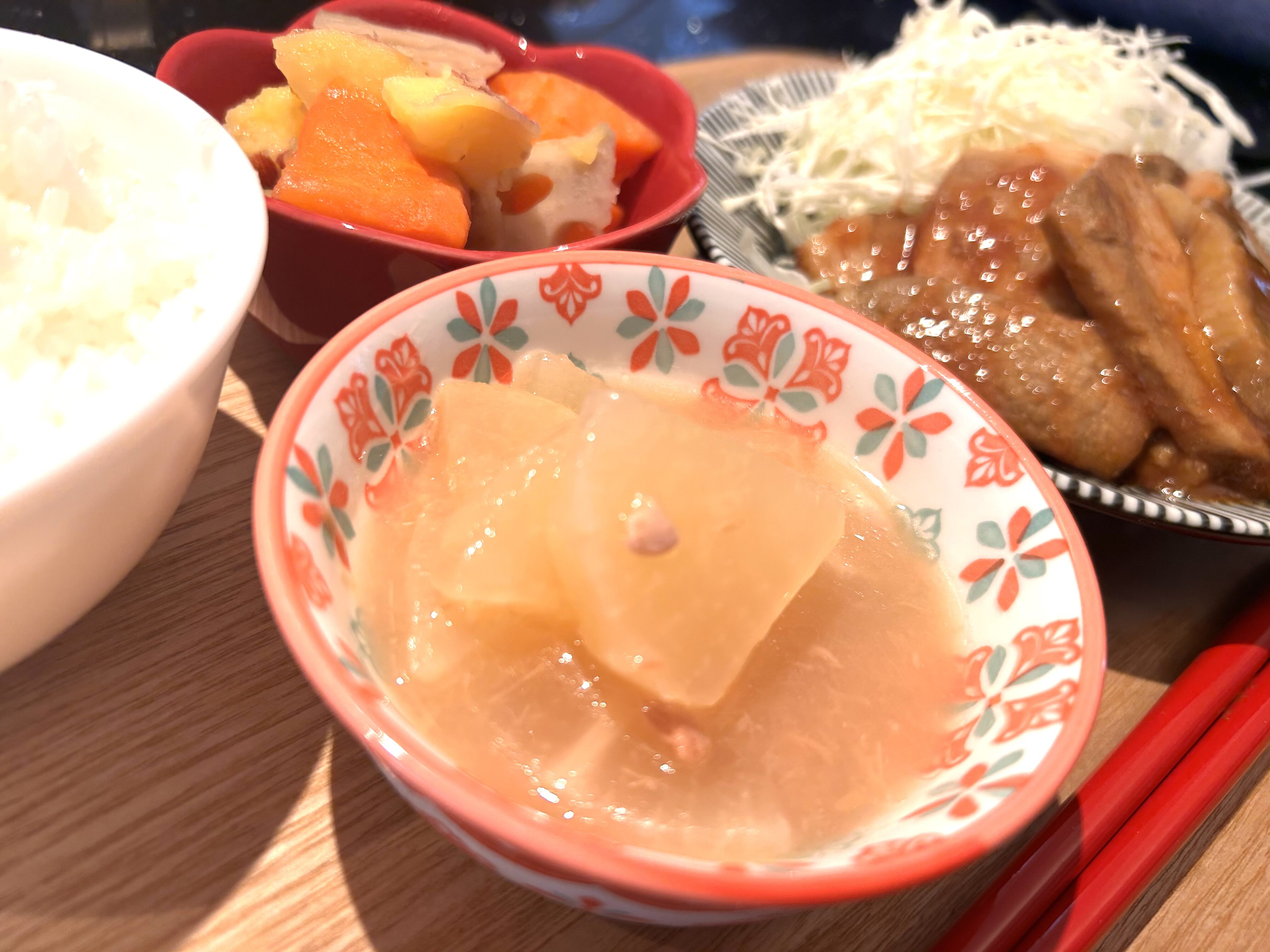 FitDish(フィットディッシュ)のツナ大根を小鉢に盛り付けた食卓