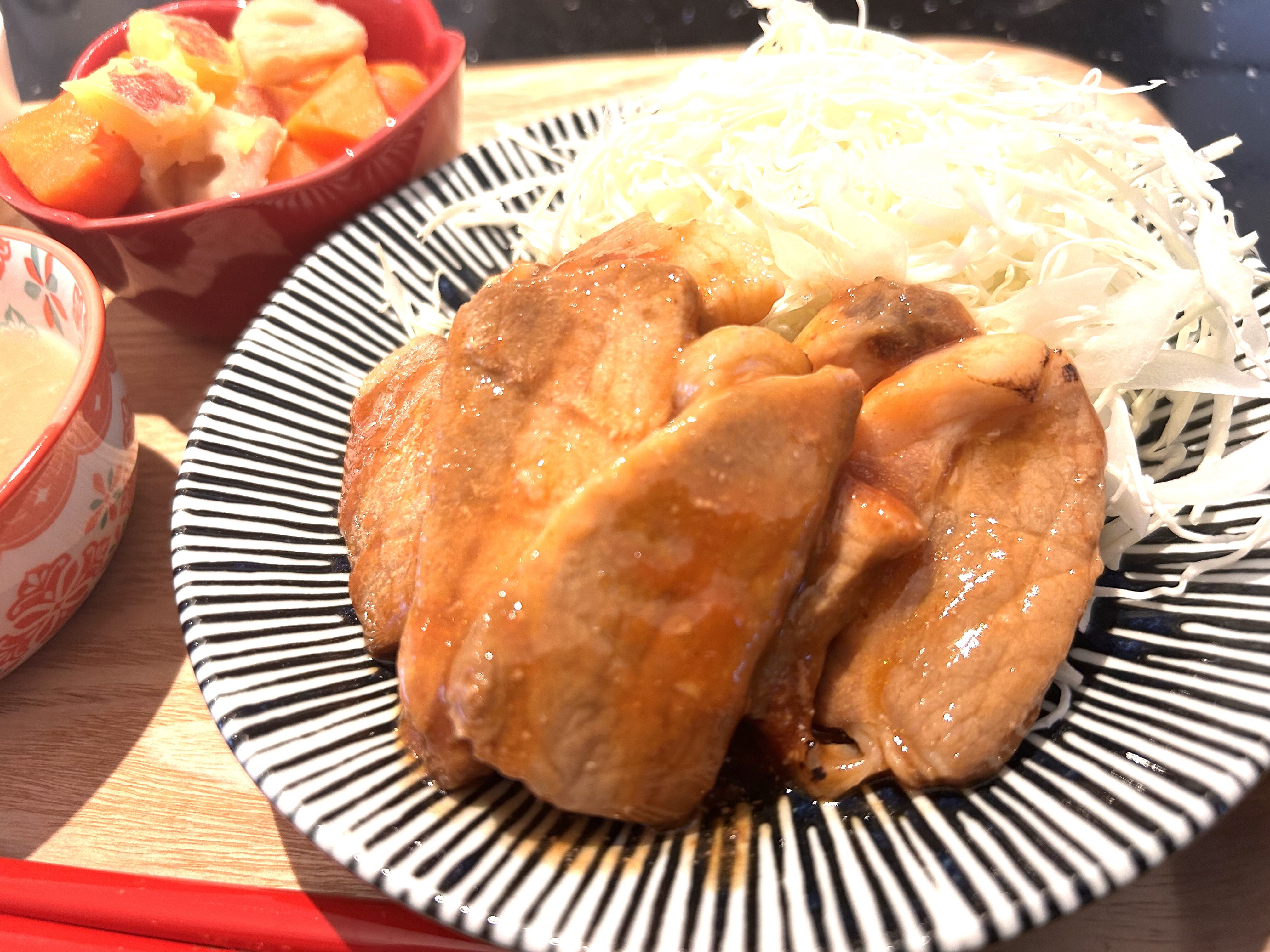 FitDish(フィットディッシュ)豚ロース肉のポークチャップを皿に盛り付けた様子