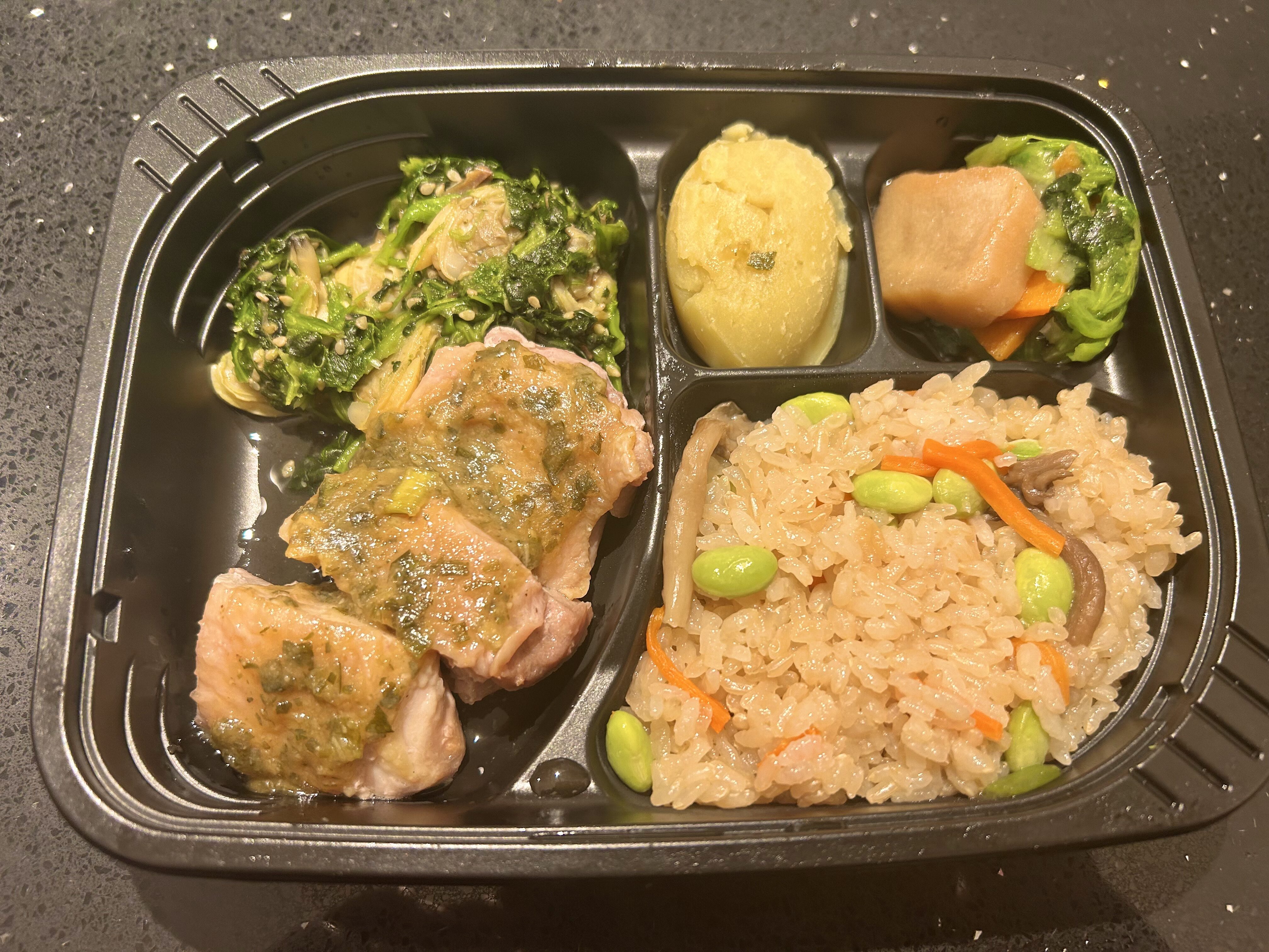 ママの休食の彩りおこわと鶏の梅ネギ味噌和え