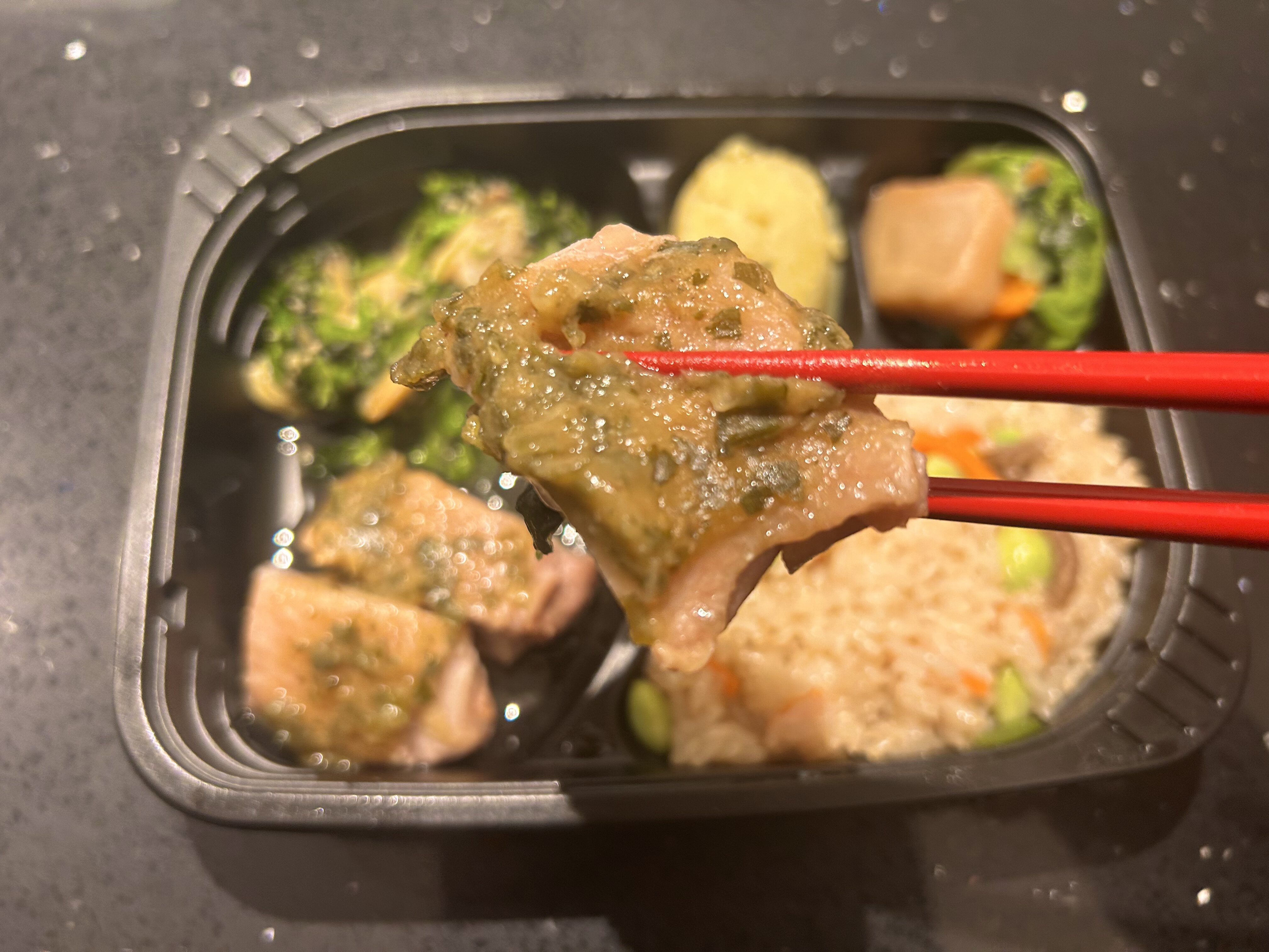 彩りおこわと鶏の梅ネギ味噌和えを実食