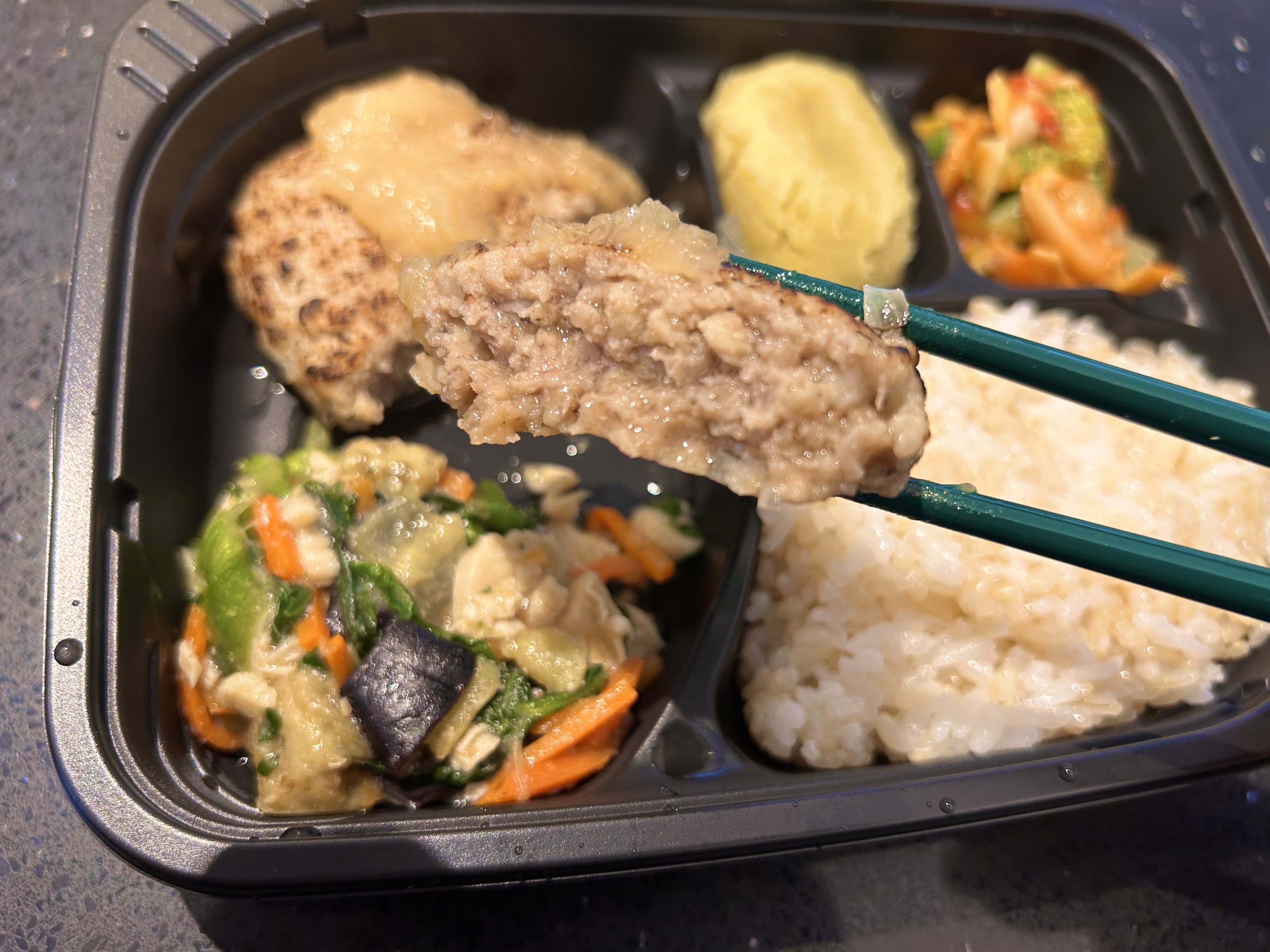 柔らかい手ごね風粗びきハンバーグ