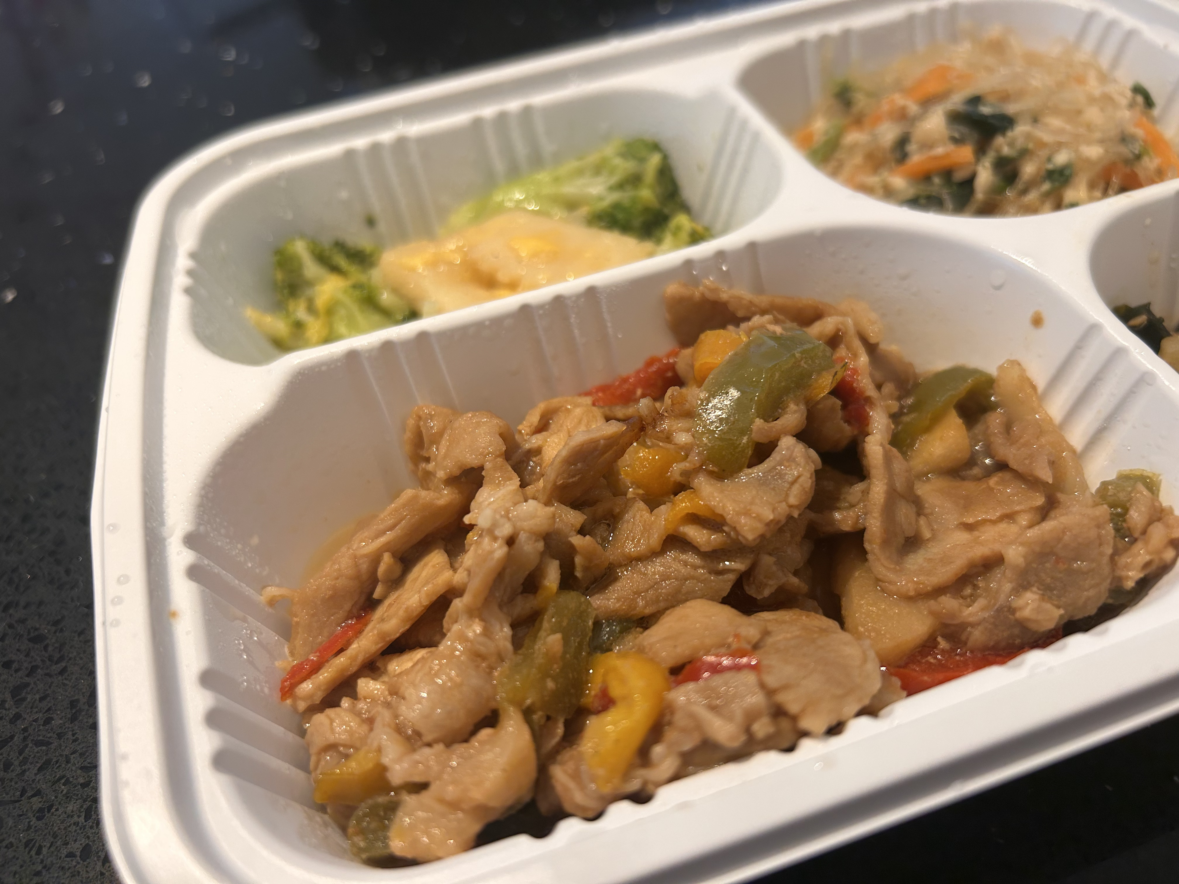 ミールズ(Meals)のゴロゴロ青椒肉絲に入ったたっぷりのお肉