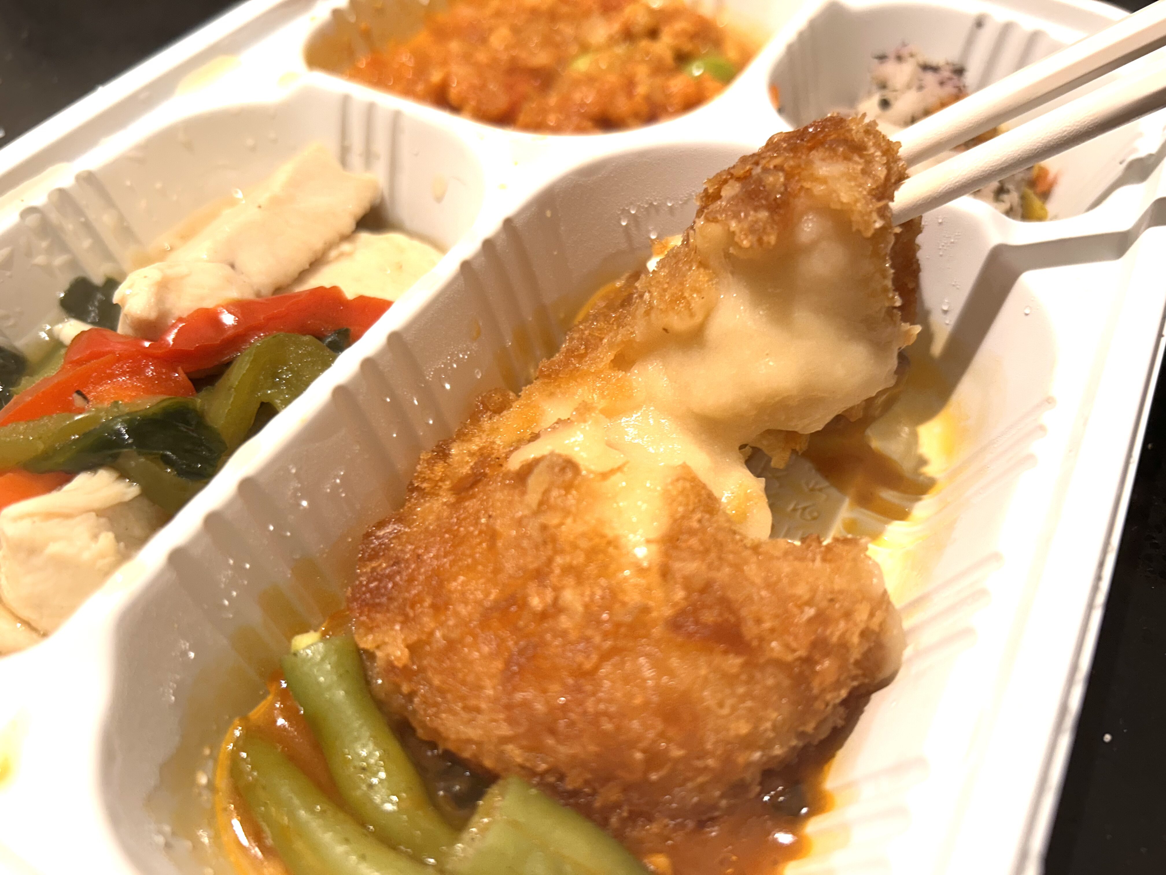 ミールズ(Meals)の濃厚エビクリームコロッケの断面