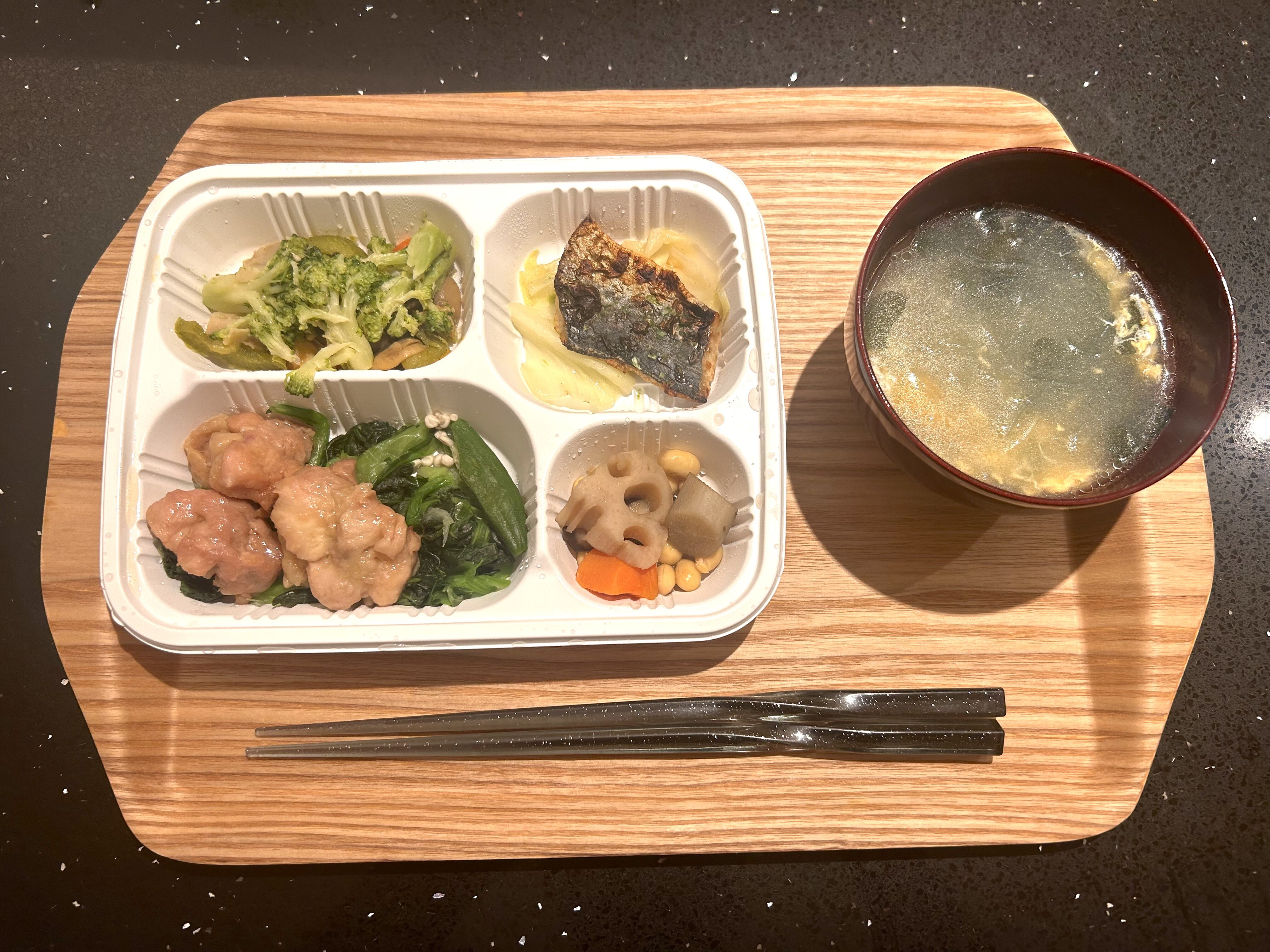 ミールズ(Meals)にスープを添えた食事