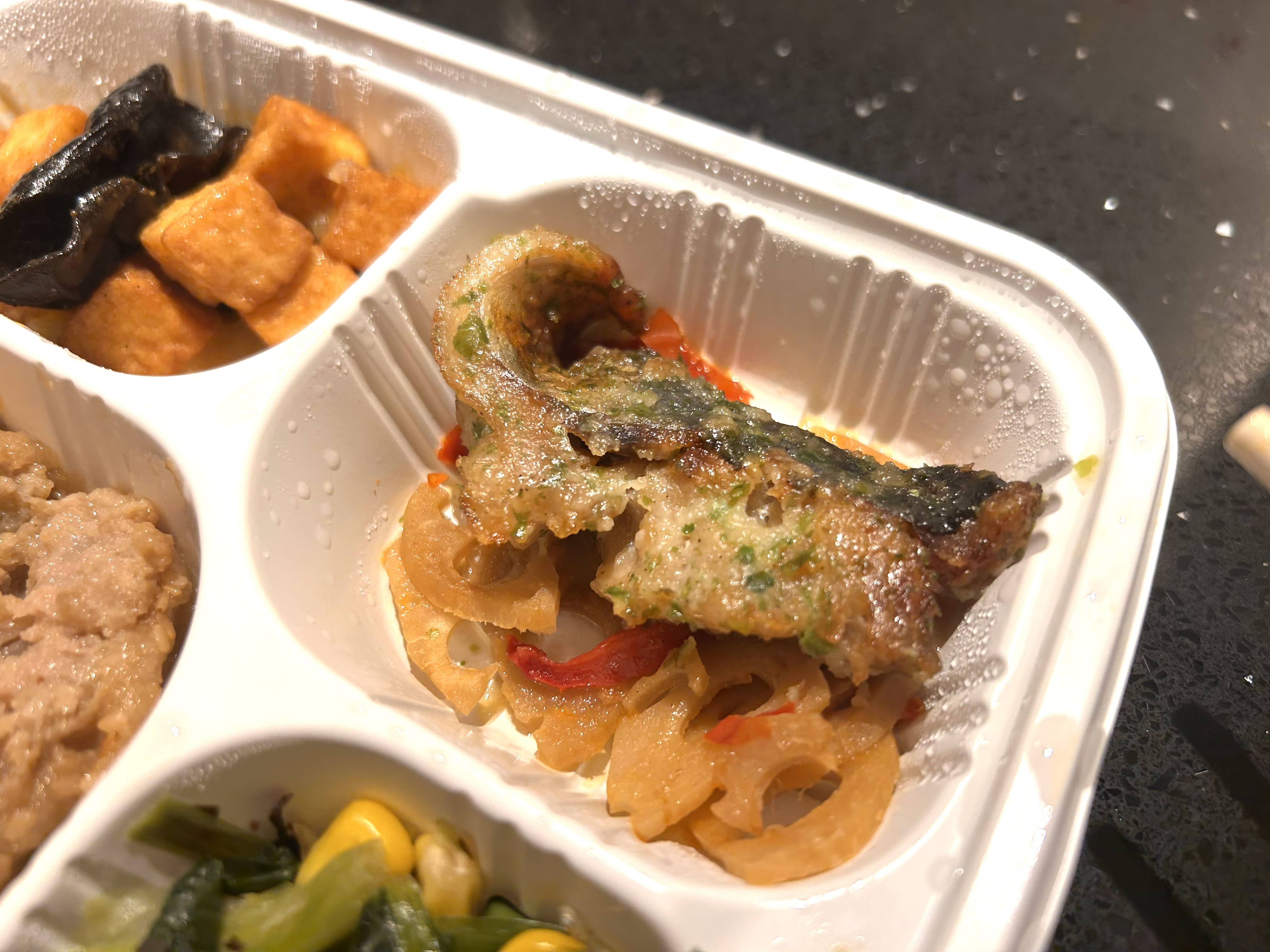 ミールズ(Meals)の和風おろし煮込みハンバーグに入ったチーズパン粉焼き