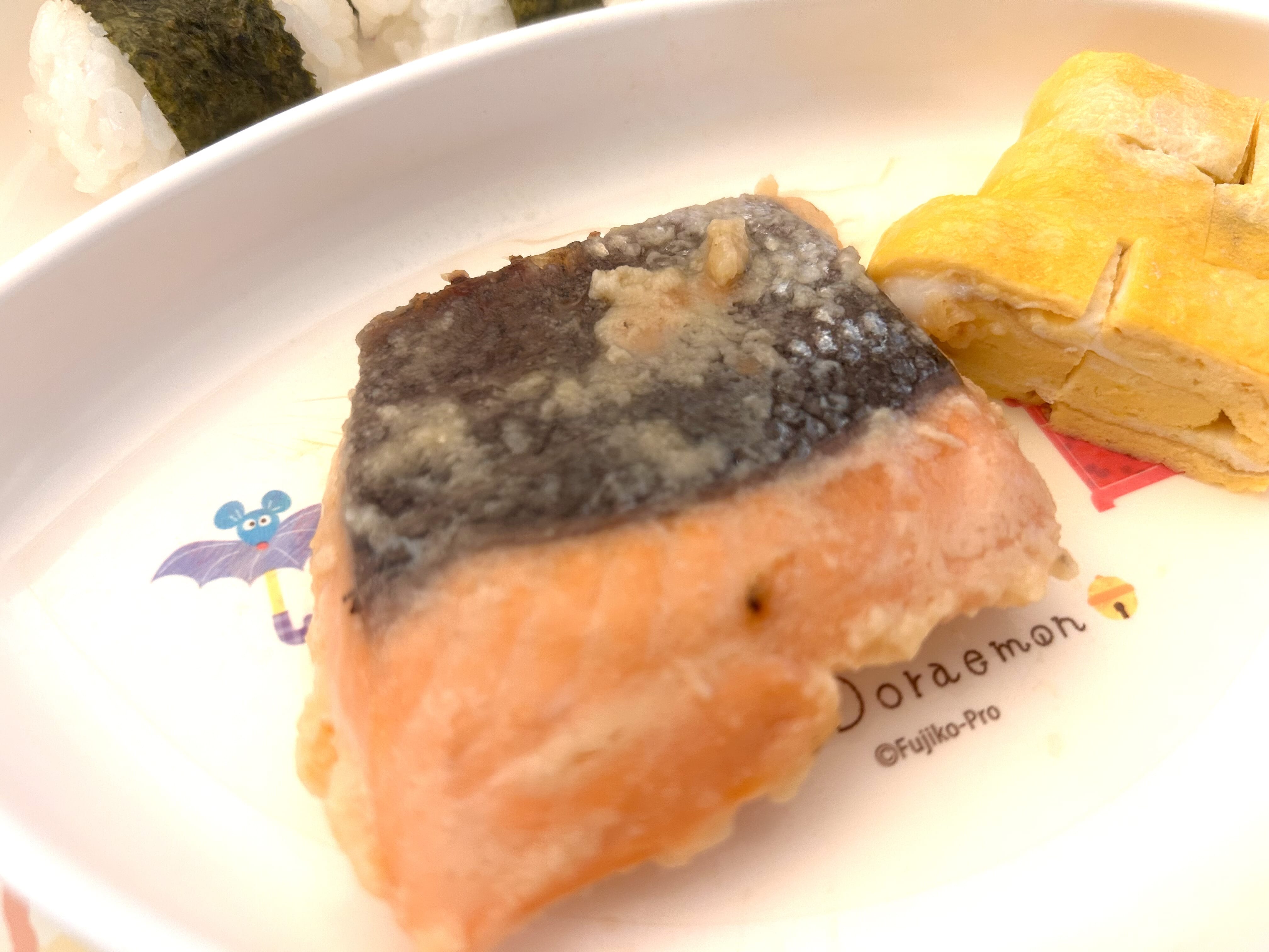モグモの銀さけの皮にウロコが残っていた部分