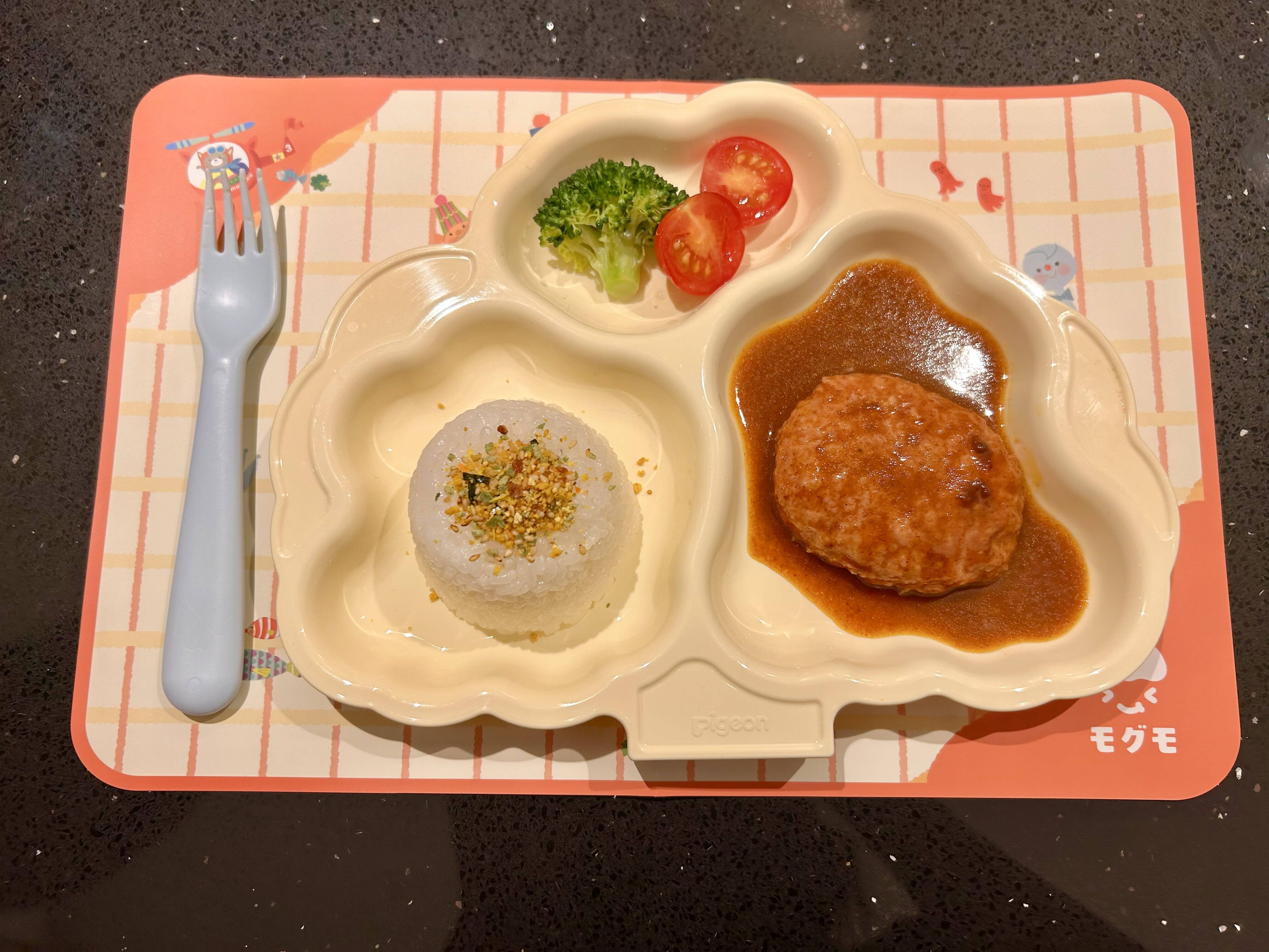 モグモのハンバーグにご飯と野菜を添えたお子様ランチ