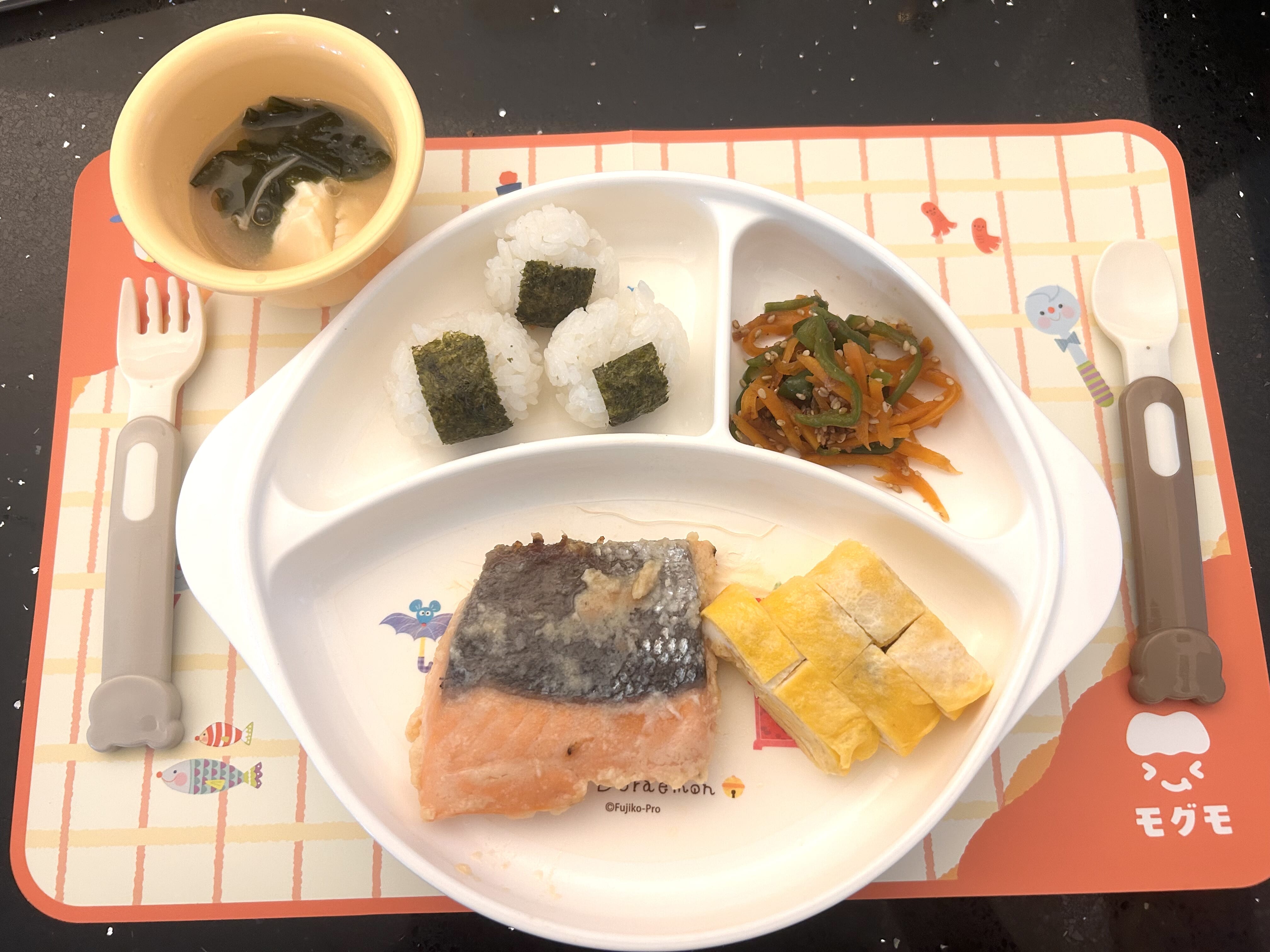 モグモの銀さけ西京焼きにおにぎりや卵焼きを添えた朝ごはん