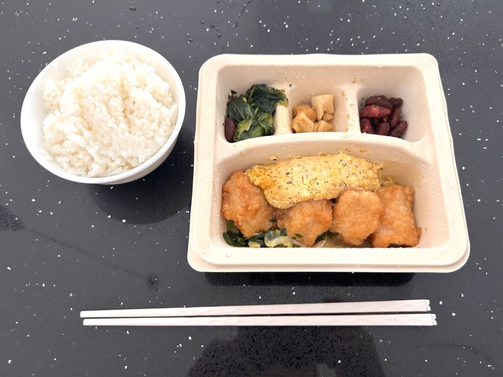 ナッシュ_ご飯と一社に食べる