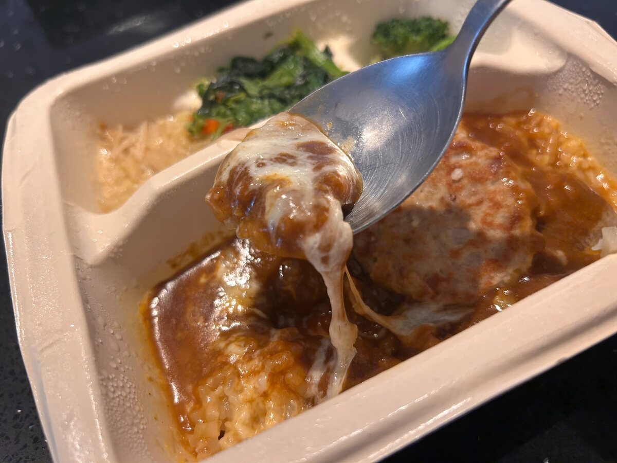 nosh(ナッシュ)のCoCo壱番屋ハンバーグチーズのビーフカレーを温めた後の実食写真