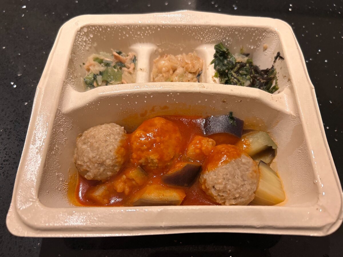 nosh(ナッシュ)の鶏つくねと茄子のトマト甘酢あんを温めた後の実食写真